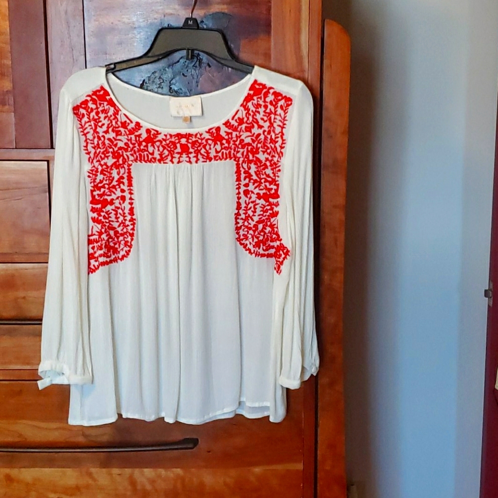 Soft, flowing worn once pullover. Nicely tailored.